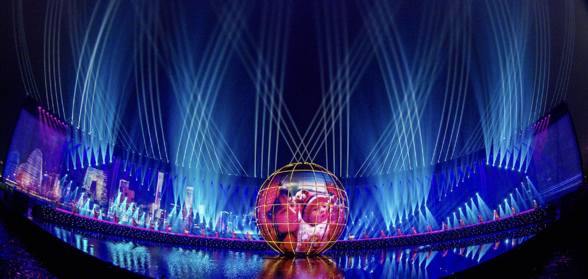 Using LED display screen of the spherical effect on the stage