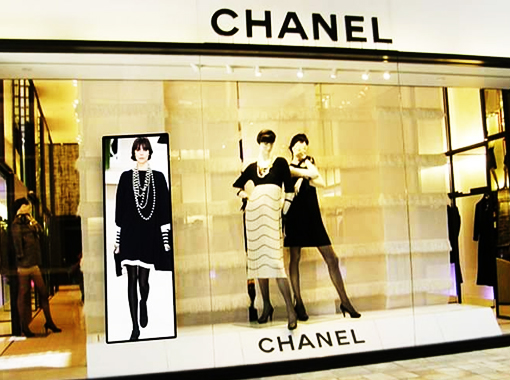 La pantalla de carteles LED en exhibición en la tienda Chanel