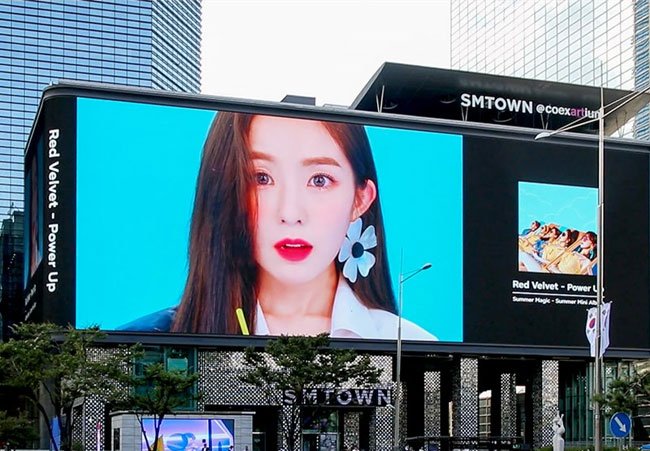 P10 outdoor LED display plays Korean beauty videos