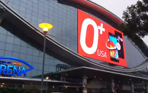 P8 outdoor LED display installed at the entrance of the supermarket