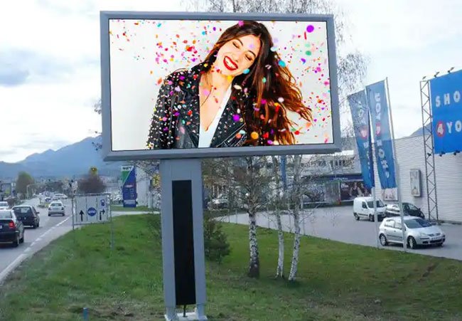 Painel LED externo P10 de coluna única reproduz anúncios