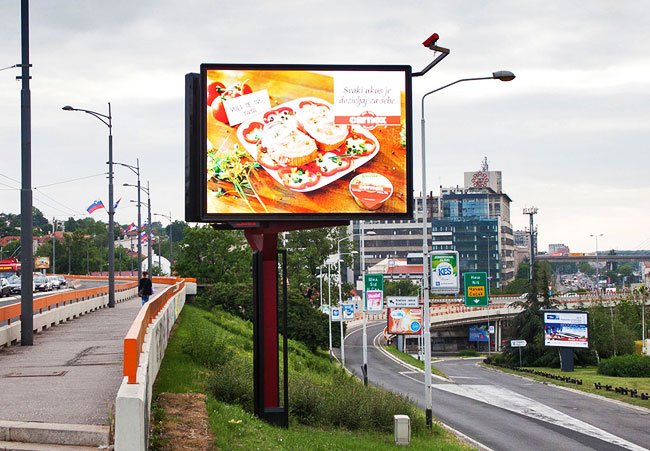 Single column P10 outdoor LED plays advertisements