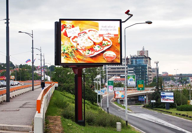 Coluna única P10 LED para exterior reproduz anúncios