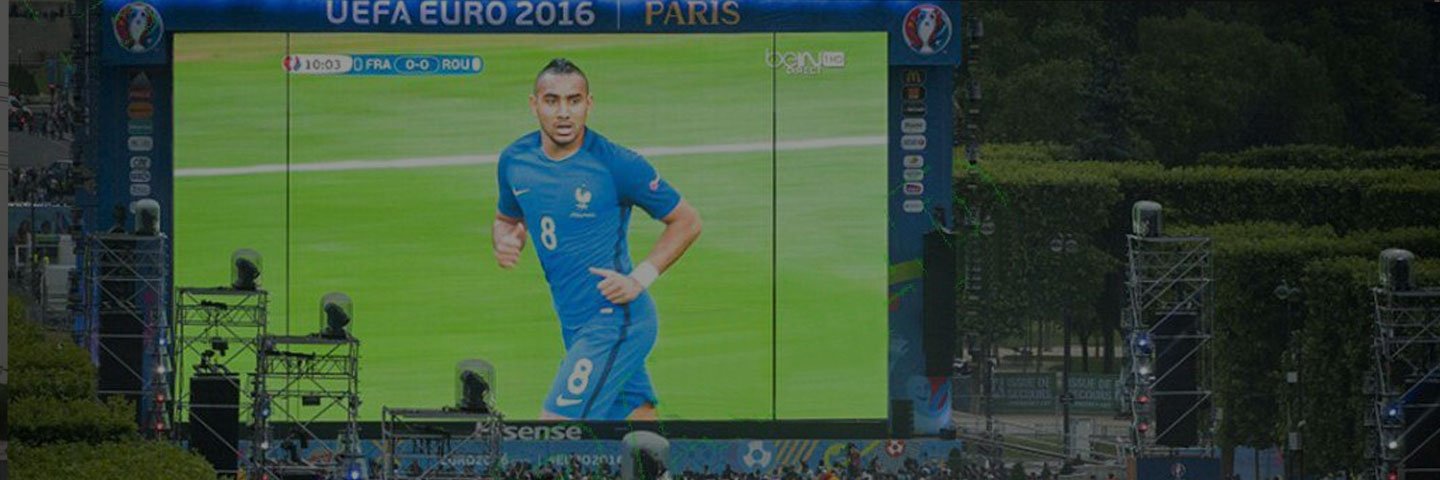 Il display LED esterno P4 mostra la Coppa Europa di calcio