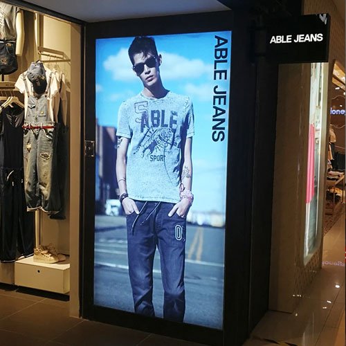 Clothing Store Retail LED Display Display Advertising Effect