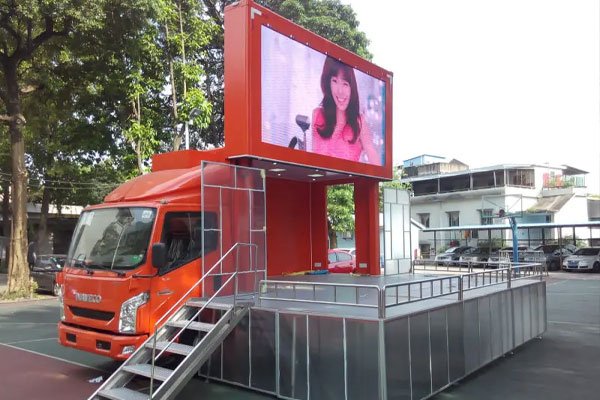 Truck LED display can build a small stage