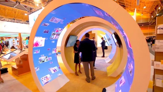 Se utiliza una pantalla LED flexible en la exposición