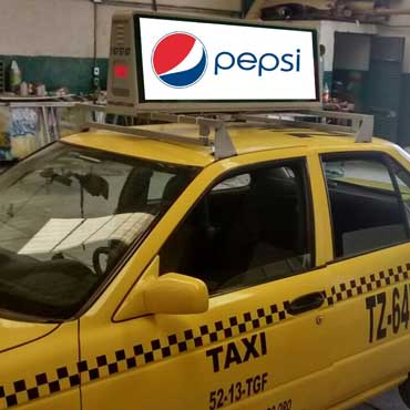 LED-Bildschirme auf Taxidächern zeigen Pepsi-Werbung