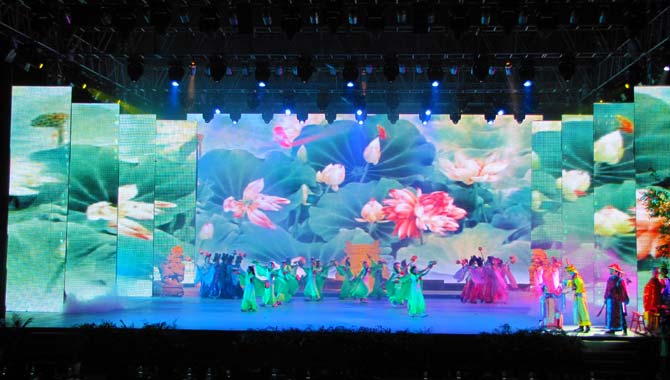 Sul palco viene utilizzato uno sfondo LED