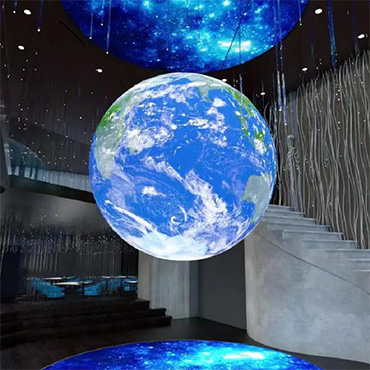 Schermo sferico a LED nella sala espositiva