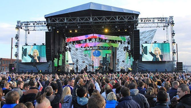 Gli schermi di visualizzazione di sfondo a LED offrono maggiore praticità per i palchi