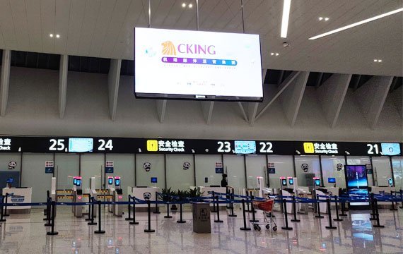Display LED dell'aeroporto appeso all'ingresso del check-in