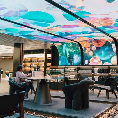 L'applicazione del display LED a soffitto nei ristoranti