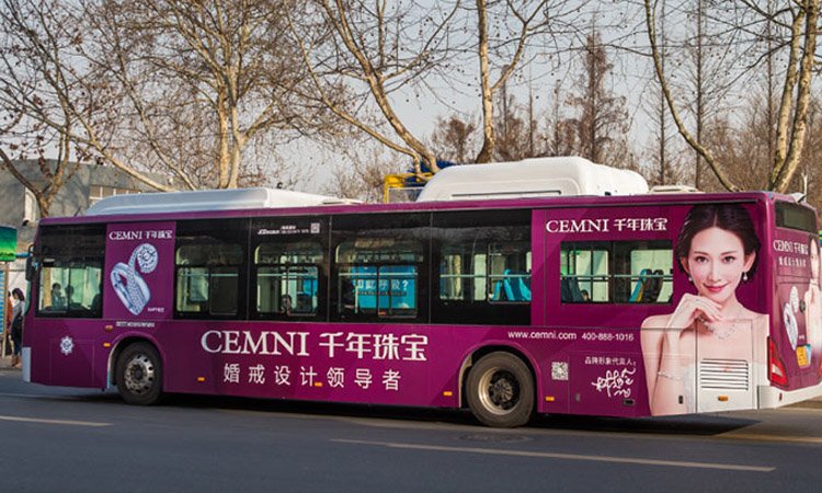 公車移動廣告牌