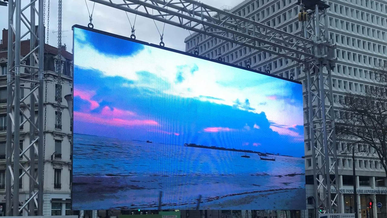 Painel LED externo suspenso
