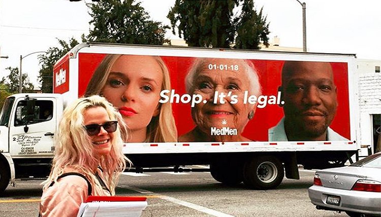 Prenez une photo du panneau d'affichage mobile du camion