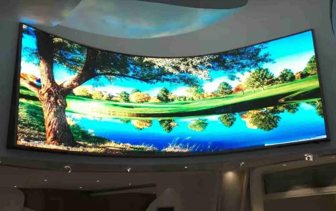 Écran LED couleur d'intérieur au bord de la rivière