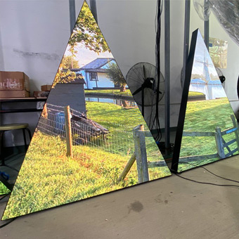 Painéis LED triangulares para ambientes internos