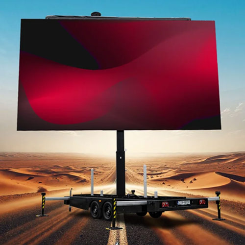 Mobiler LED-Anhänger am Rande der Wüste