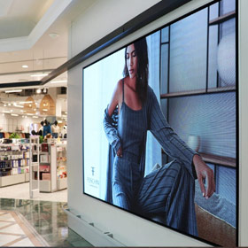 Un centre commercial utilise un écran LED couleur intérieur
