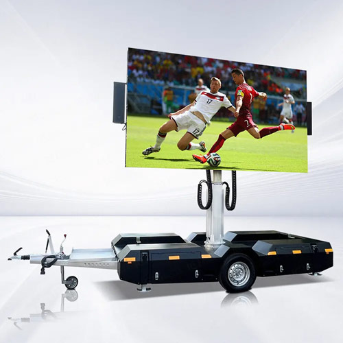 Der mobile LED-Trailer beinhaltet ein Fußballspiel.