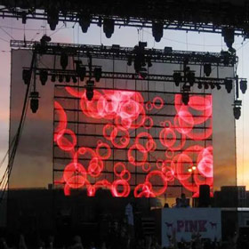 Pantallas LED transparentes y curvas para lugares de entretenimiento