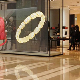 Pantallas LED transparentes y curvas para comercios minoristas de lujo
