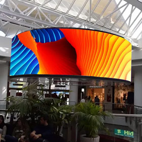 Cartelera LED flexible en un centro comercial
