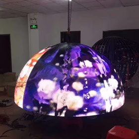 Schermo LED emisferico sul palco