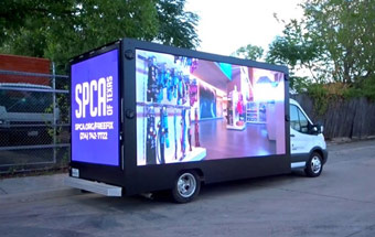 Camionnette publicitaire à LED