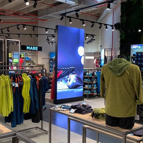 Vitrina de exhibición de ropa con pantalla LED para venta minorista