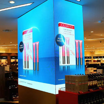 Pantalla LED de ángulo recto en comercios minoristas