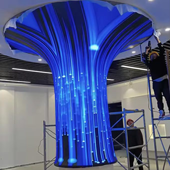 Instalação de teto com display LED Tree Horn