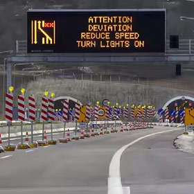 Módulos de LED para exteriores exibem informações de trânsito