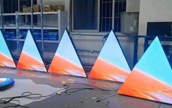 Affichage LED triangulaire
