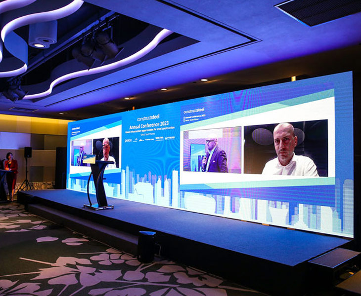 Painel de LED para salas de reunião permite videoconferências remotas em tempo real.