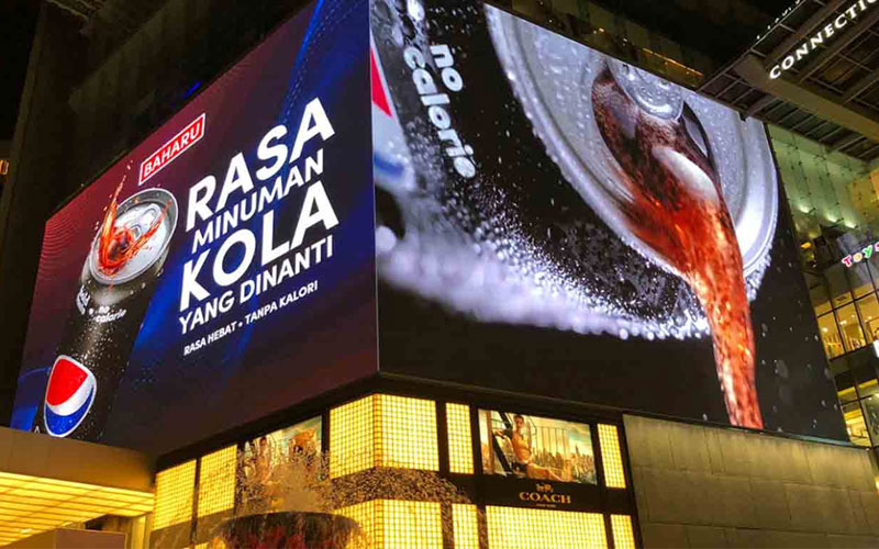 Hochleistungs-LED-Display im Außenbereich installiert