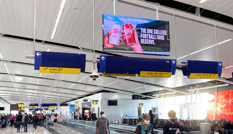 Pantallas LED de interior suspendidas en el aeropuerto