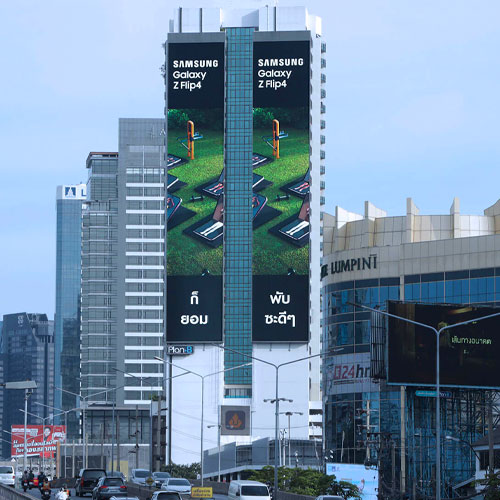 Rete di cartelloni digitali lungo l'autostrada interurbana di Bangkok.