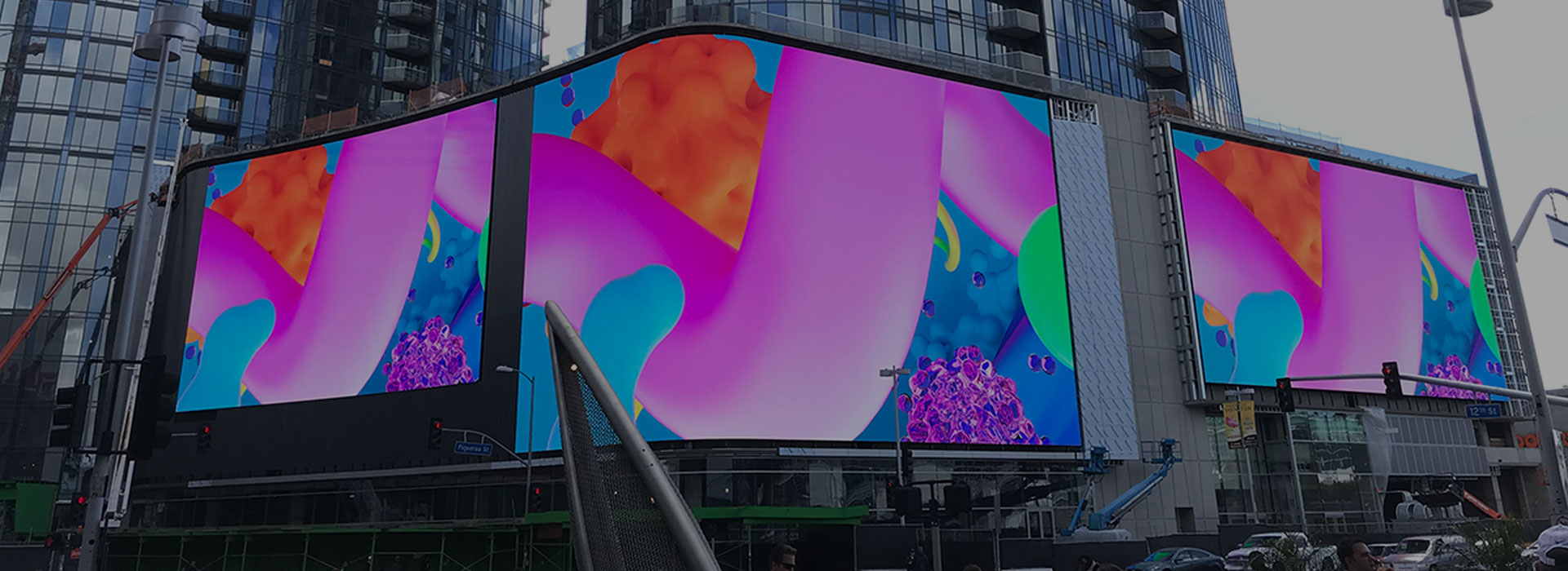 Immagine di sfondo con display LED curvo per esterni