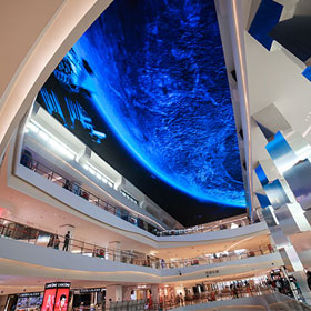 Lobby e área central do shopping center com display LED