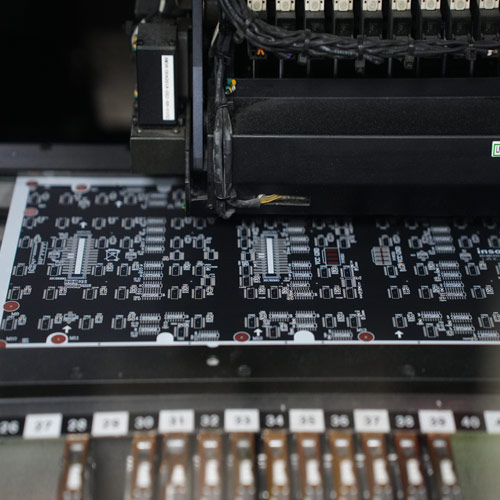 將積體電路放置在PCB板上。