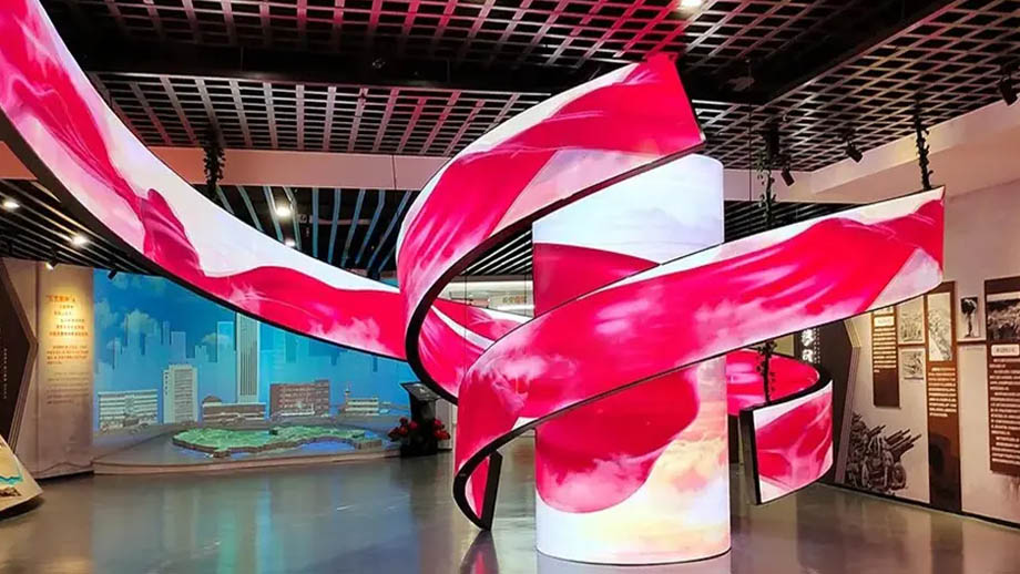 Painel de LED em formato de S instalado em um salão de exposições.